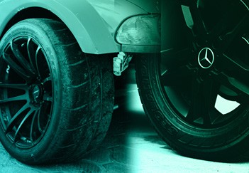 Semi-Slick vs. Performance Tyres: What's the Difference?
